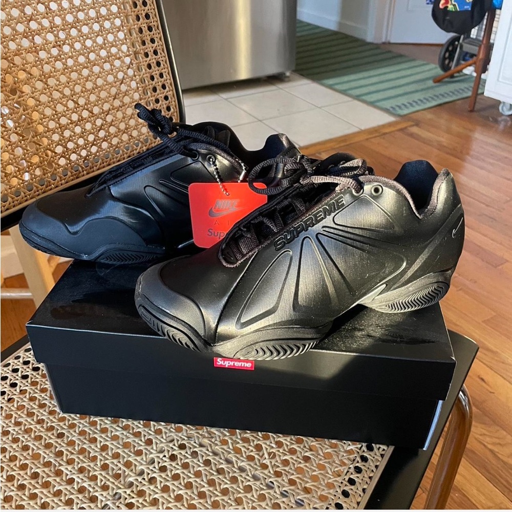 Nike Supreme Courtposite Black 7 men’s / 8.5 women’s